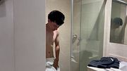 tocan la puerta mientras me baño