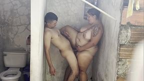 MADRASTRA FOLLA CON SU AMANTE EN LA DUCHA