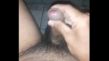 Gay pasivo con pene peque&ntilde_o se saca la lechita bien rico.