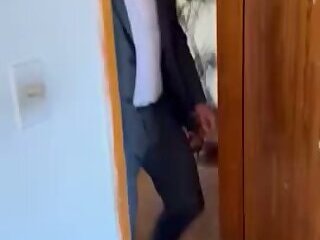 vecinos, un macho, una puta golosa, llega tarde al trabajo por comer verga