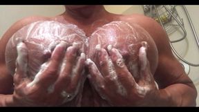 Tittie plays in the shower