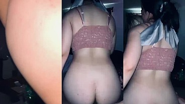 Mi amiga me visita y se sienta en mi verga. ?