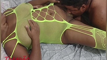 Socando gostoso e gozando na cara da preta
