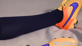 Sporty twink Sonny Davon fingers his booty while wanking solo