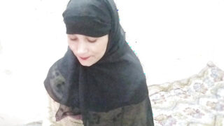 Chica caliente recibe una paliza en el culo en el baño