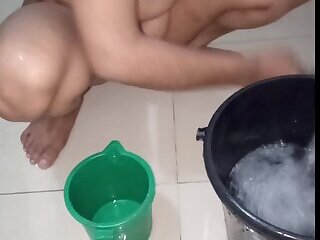 Video of Bhabhi taking bath and getting her hair cut in the bathroom.