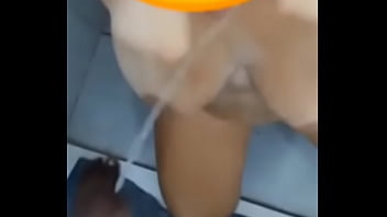 Meu marido disse n&atilde_o, mas o comedor me dominou, fez eu beber o mijo dele