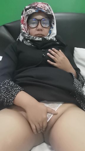 Play girl with big butt on her bed