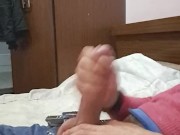 Me tumbó en la cama y comienzo a pajearme