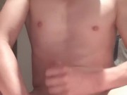 Hombre joven  masturbándome para ustedes
