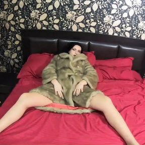 Preview-milfycalla- Cum Play While Wearing a Fur Coat and Pantyhose 197