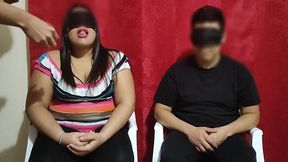 le pagamos 100 $ a una pareja de casada para jugar el juego del test a ver si adivina que tienen en su boca la chica le poner los cuerno con el modelo del juego terminan follando parte 1/2