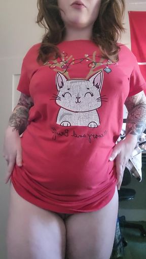 Curvy woman in nightgown exposes her body for a hot reveal