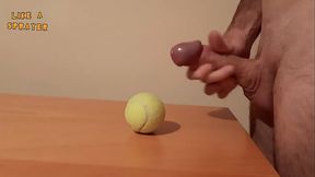 Sega e sborrata su pallina da tennis