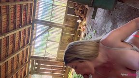 no mato ou no galinheiro essa loira safada adora ser fodida em lugares diferentes