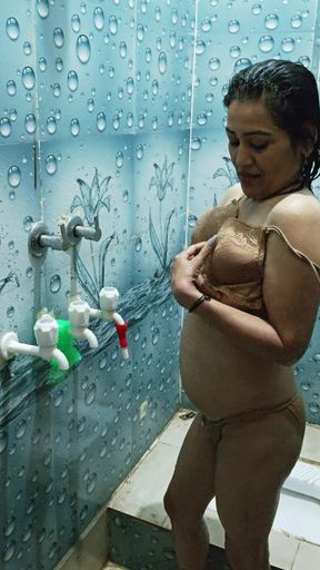 Desi Bhabhi Bathing