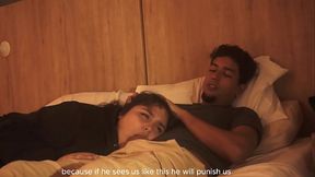 Mirando Neftlix con mi hermanastra mientras ella estaba acostada en mi regazo casi nos descubren