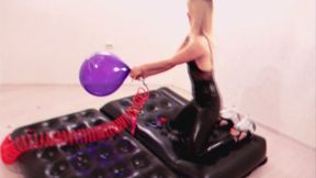 Alla destroys 20 balloons of different colors, 14 inches each, with the help of a compressor, inflating them to the limit !!!