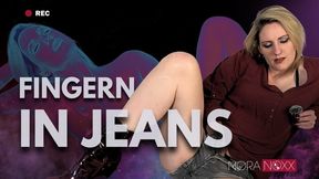 Geile deutsche Milf Nora Noxx macht es sich in Jeansshorts und Heels