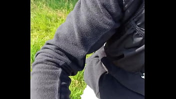 je fais du velo la bite &agrave_ l&#039_air, pisse et me branle dans la nature, vid&eacute_o compl&egrave_te non flout&eacute_e.