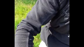 je fais du velo la bite &agrave_ l'_air, pisse et me branle dans la nature, vid&eacute_o compl&egrave_te non flout&eacute_e.