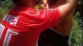 Jogadores de futebol esvaziam seus sacos pesados nos fundos do campinho. Parte 2