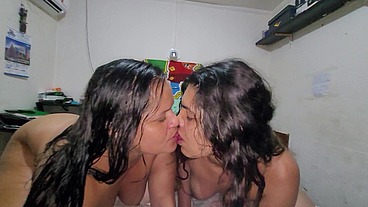 Mary Torres e Paty Bumbum punheta guiada molhada e gostosa