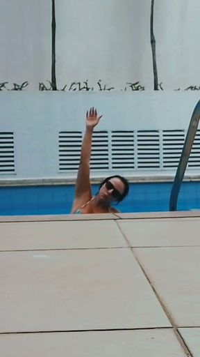 Na piscina se casa relaxamento   Clip 1