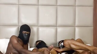 Três caras gostosos sem camisinha chupando paus e recebendo sem proteção.