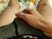 Русский спортивный парень дрочит член и обильно кончает