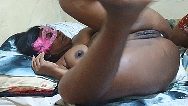 Preta safada gemendo gozando e enchendo o rabo de porra