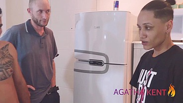 Sapatao e confundida com boy ao fazer uma entrega faz os clientes chupar sua pepeka e ainda ganha um extra