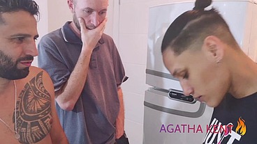 Sapatao e confundida com boy ao fazer uma entrega faz os clientes chupar sua pepeka e ainda ganha um extra