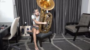 Taylor Tries Out the Tuba (MP4 - 720p)