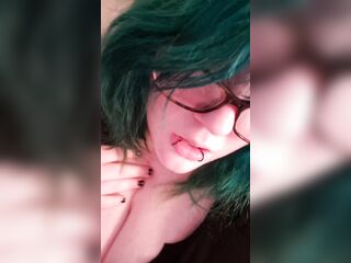 Alt cutie has big squirt with loud moans