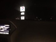 Even plassen in Frankrijk op de parkeerplaats