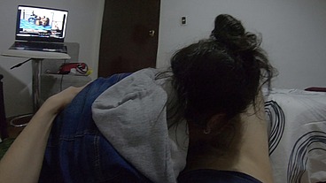 mi amiga me da una mamada mientras vemos una pelicula