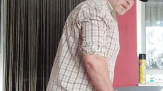 Heißer Amateur-Europäer-Daddy schiebt seinen massiven Schwanz tief hinein und füllt seinen Partner mit Sperma