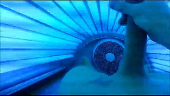 Wank in sunbed