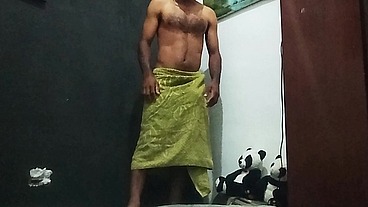 Homem sozinho no quarto e masturbação
