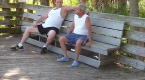 Abuelo y gordito: sexo público con maduros amateurs