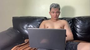 Minha namorada n&atilde_o me deixa jogar no notebook, acho que essa safada quer sentar no meu pau e gozar gostoso
