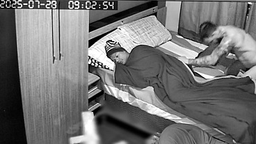 Convidei o twink filho da minha amiga de trabalho para descansa lá em casa e acordei com ele pegando nos meus peitos
