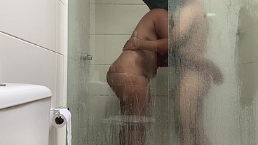 Mamei o novinho no banho e mostrei minha bunda grande