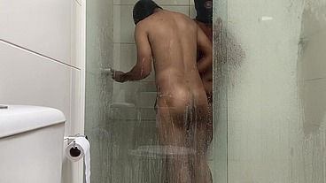 Mamei o novinho no banho e mostrei minha bunda grande