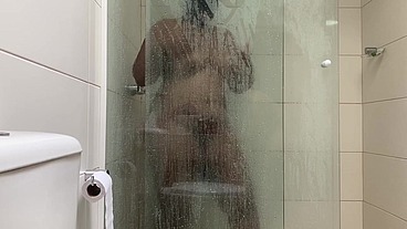Mamei o novinho no banho e mostrei minha bunda grande
