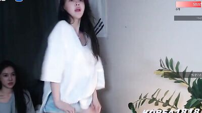 Breathtaking Korean babe with a stunning body flashes her nipple