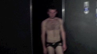 baisé parun bear poilu sur le sling d'une backroom