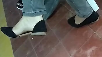 Rico Shoeplay de una compa&ntilde_era de trabajo con sus Flats Negras