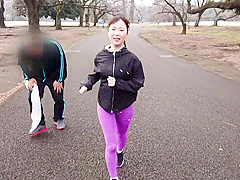 ジョギング中のランニング女子がセフレのに脱がされてハードsex